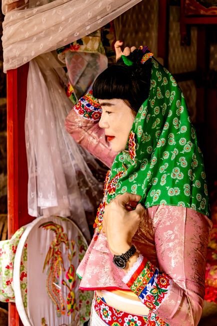 Dongxiang traditional clothing and textile details